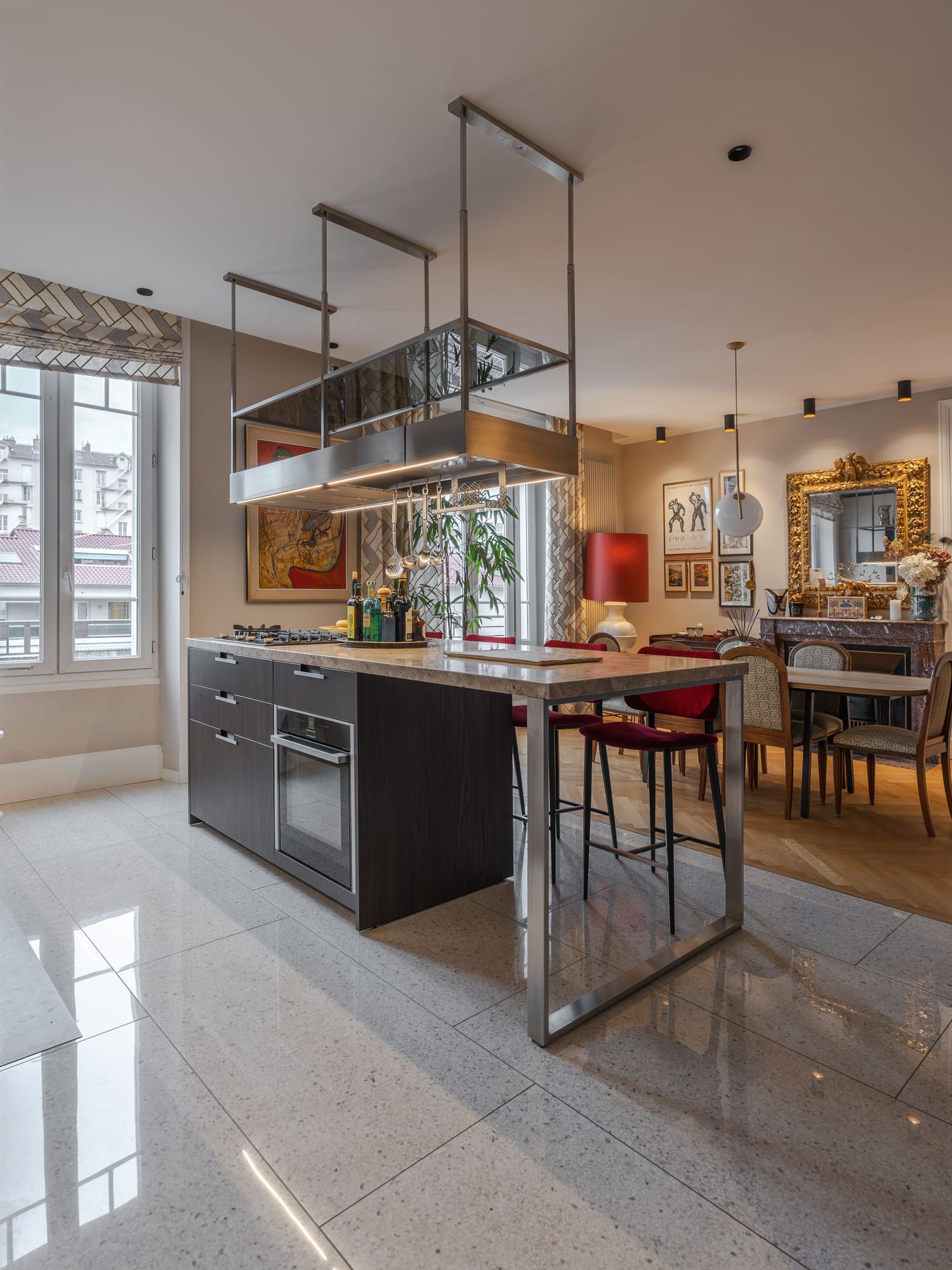 Îlot équipé du piano de cuisson et du four, ouvert sur la salle à manger