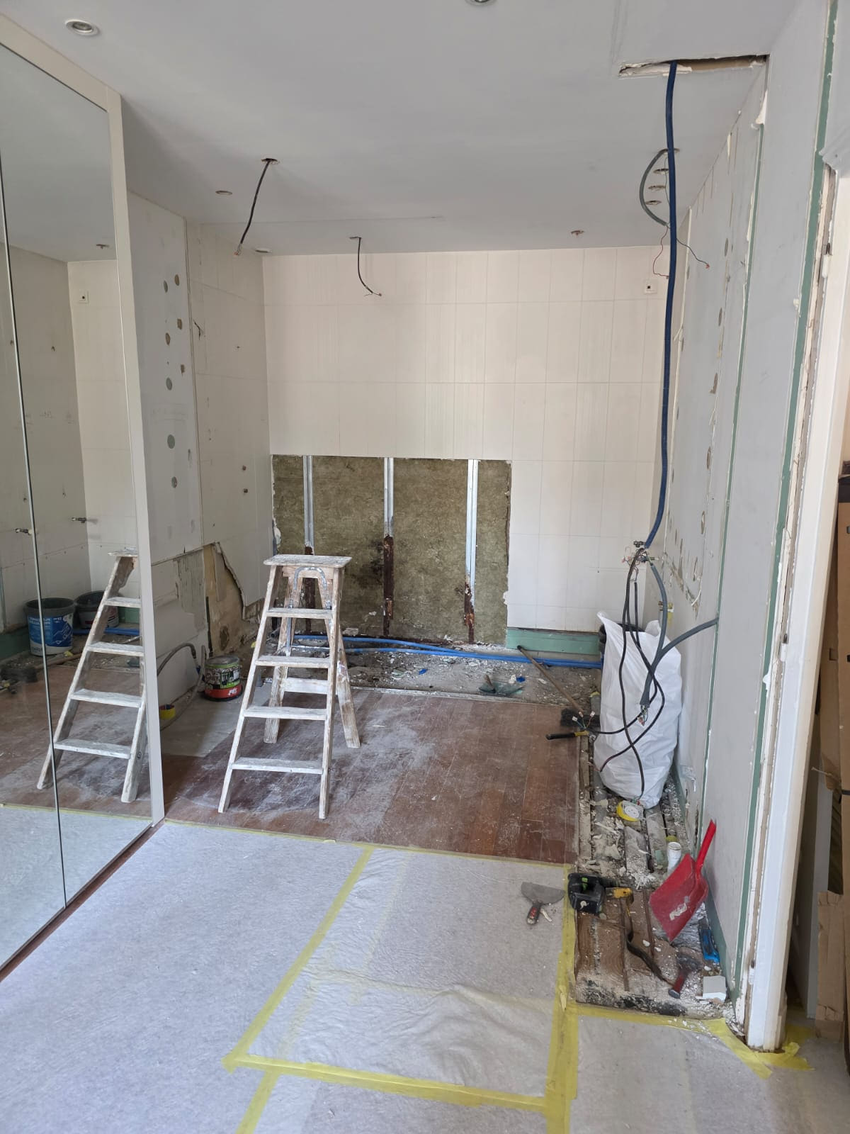 Dépose de l’ancienne salle de bains : faïence et cloisons déconstruites, sols protégés