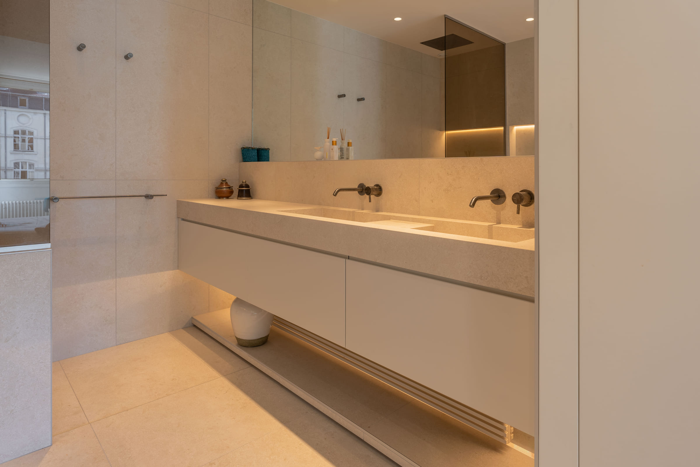 Meuble double vasque suspendu, miroir pleine largeur et éclairage indirect au sol