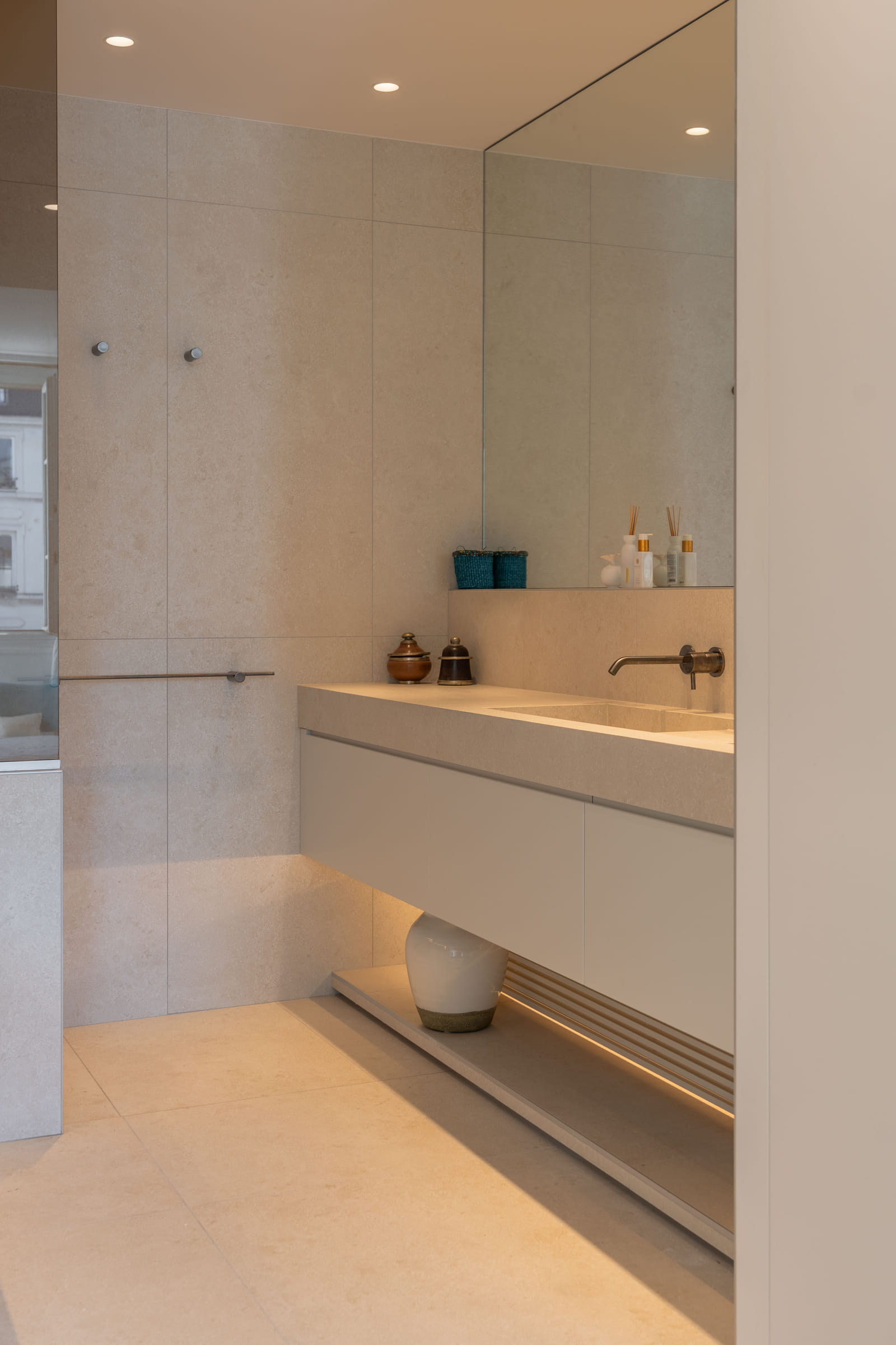 Meuble vasque et miroir toute hauteur côté douche, éclairage indirect sous le caisson
